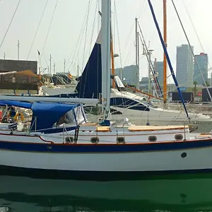spacious-and-cozy-caribbean-boat-in-barcelona.topbarcelonahotels.com/